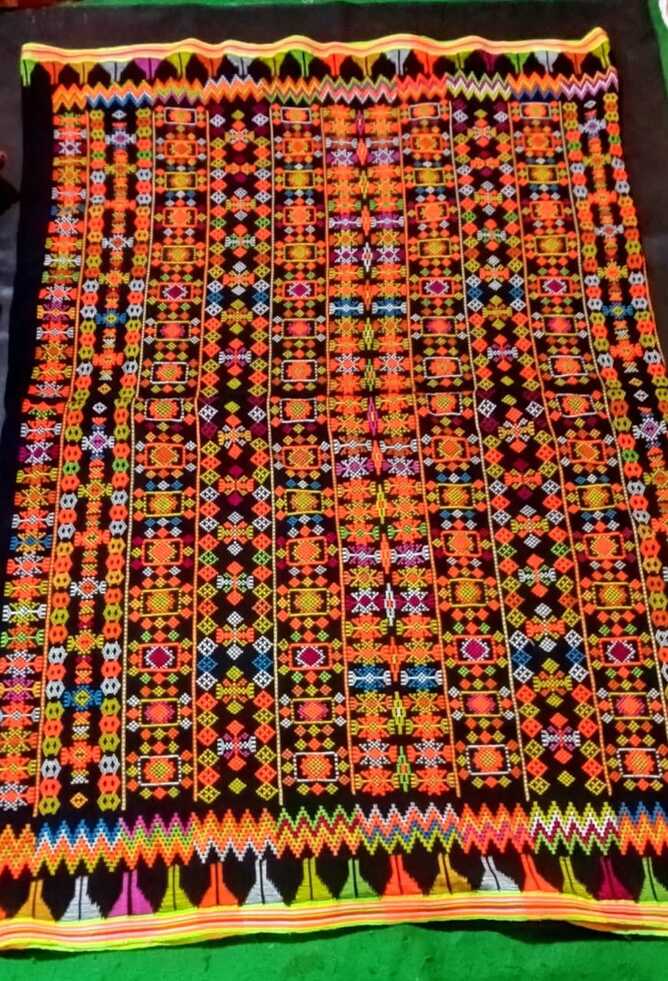 Kain Tenun Motif Garis Modern
